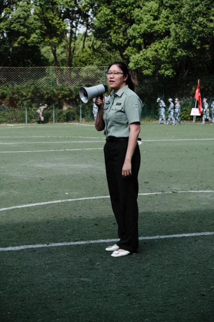 图为孙旭东老师慰问同学们 图为孙旭东老师慰问同学们