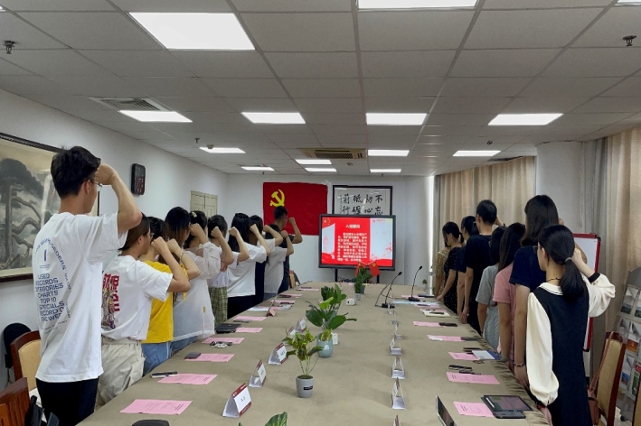 图为学生党支部组织生活会现场 图为学生党支部组织生活会现场