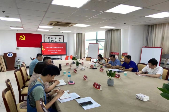 图为教职工第二党支部组织生活会现场 图为教职工第二党支部组织生活会现场