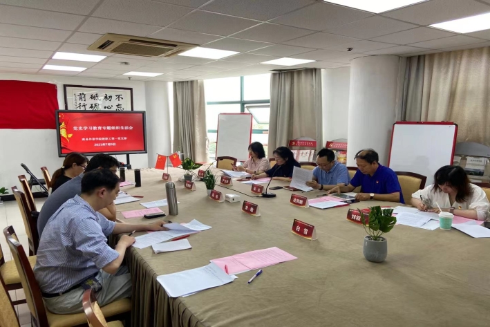图为教职工第一党支部组织生活会现场 图为教职工第一党支部组织生活会现场
