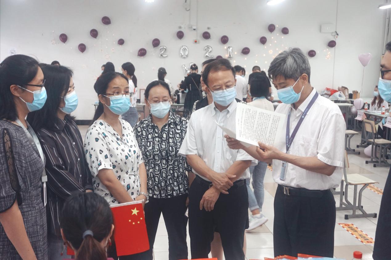 图为校领导驻足查看新生入党申请书 图为校领导驻足查看新生入党申请书