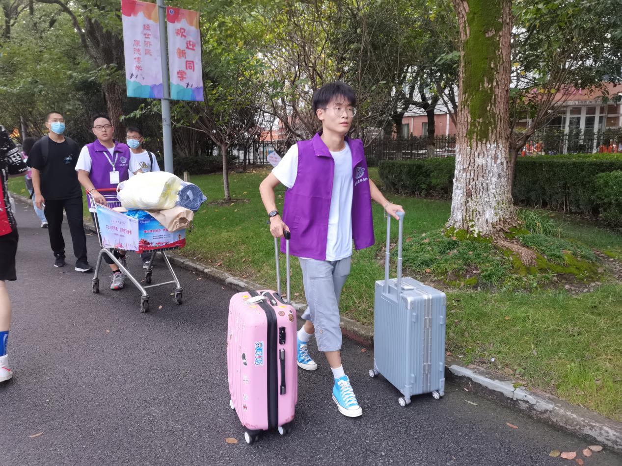 图为学长帮助新生运送行李 图为学长帮助新生运送行李