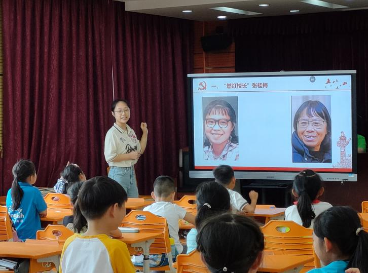 图为徐杨与小朋友的互动提问 图为徐杨与小朋友的互动提问
