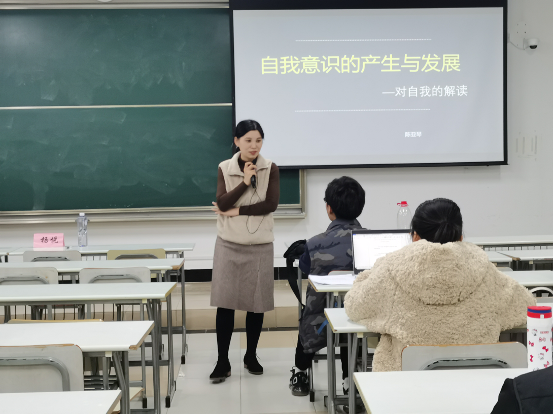 (图为陈亚琴老师与同学互动) (图为陈亚琴老师与同学互动)