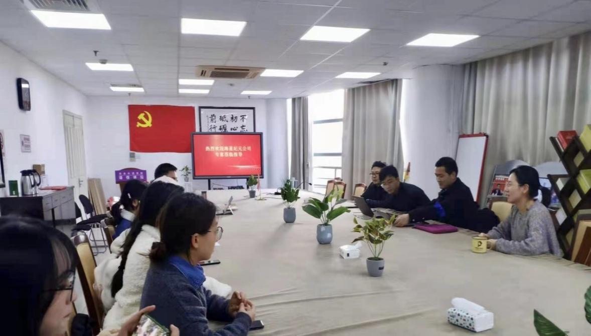 (图为专家与同学们进行交流指导) (图为专家与同学们进行交流指导)