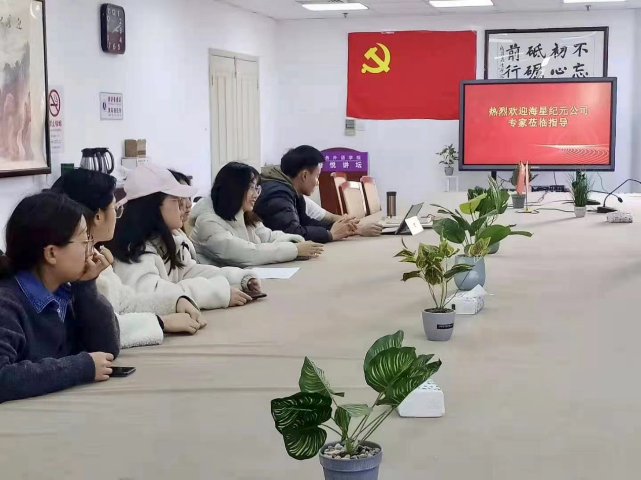 (图为同学们认真听取专家意见) (图为同学们认真听取专家意见)