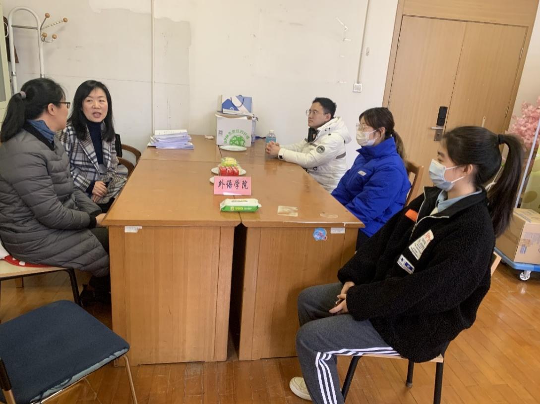 (图为院领导与徐汇校区留校学生交谈) (图为院领导与徐汇校区留校学生交谈)