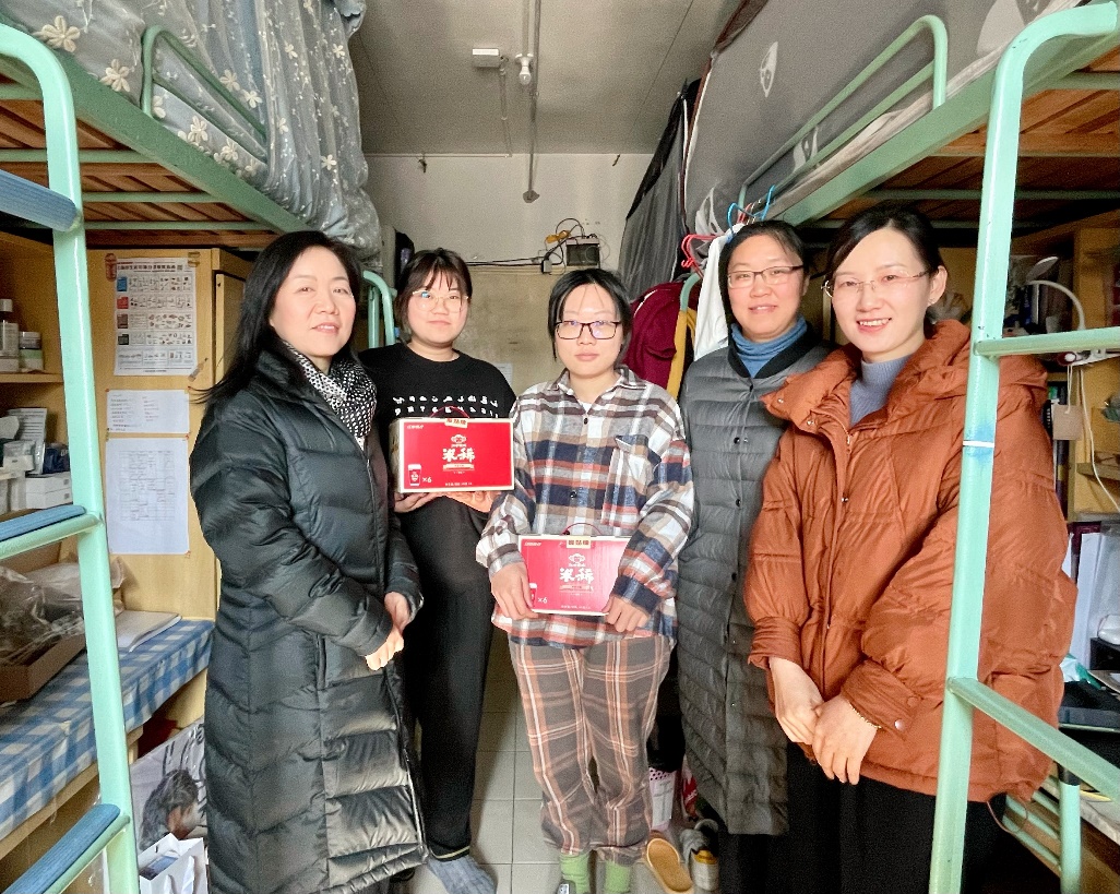 (图为院领导慰问奉贤校区留校学生) (图为院领导慰问奉贤校区留校学生)