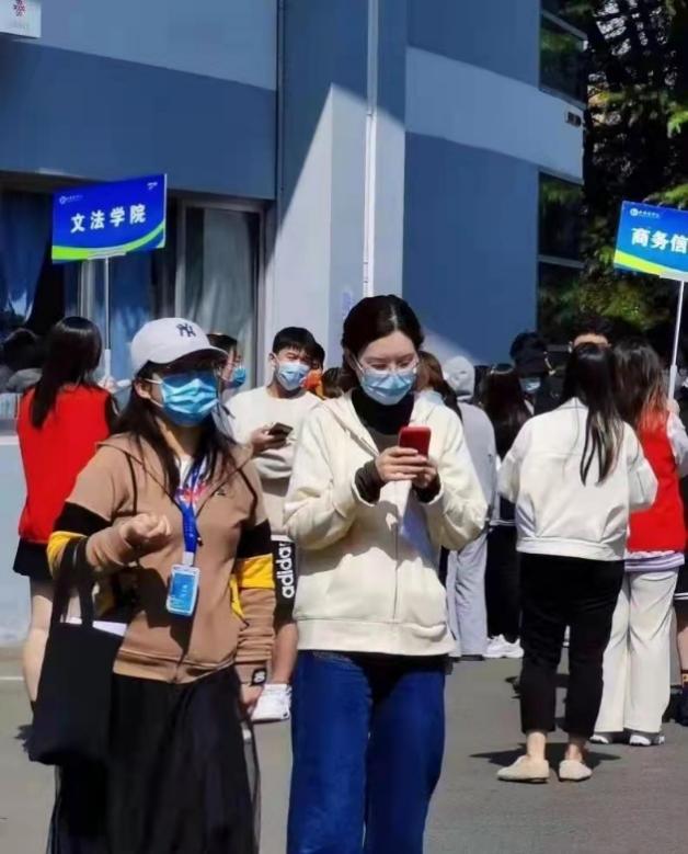 图为辅导员杨悦组织学生核酸检测 图为辅导员杨悦组织学生核酸检测