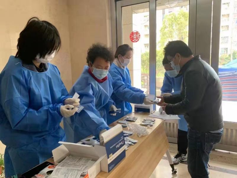 图为学生党员陈佳越协助社区发放抗原筛查工具 图为学生党员陈佳越协助社区发放抗原筛查工具