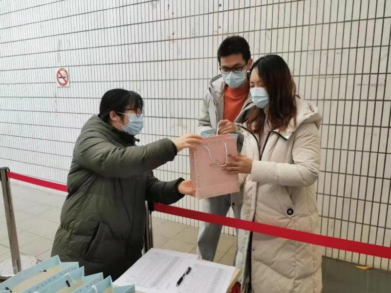 图为辅导员李艳慰问徐汇校区考研学子 图为辅导员李艳慰问徐汇校区考研学子