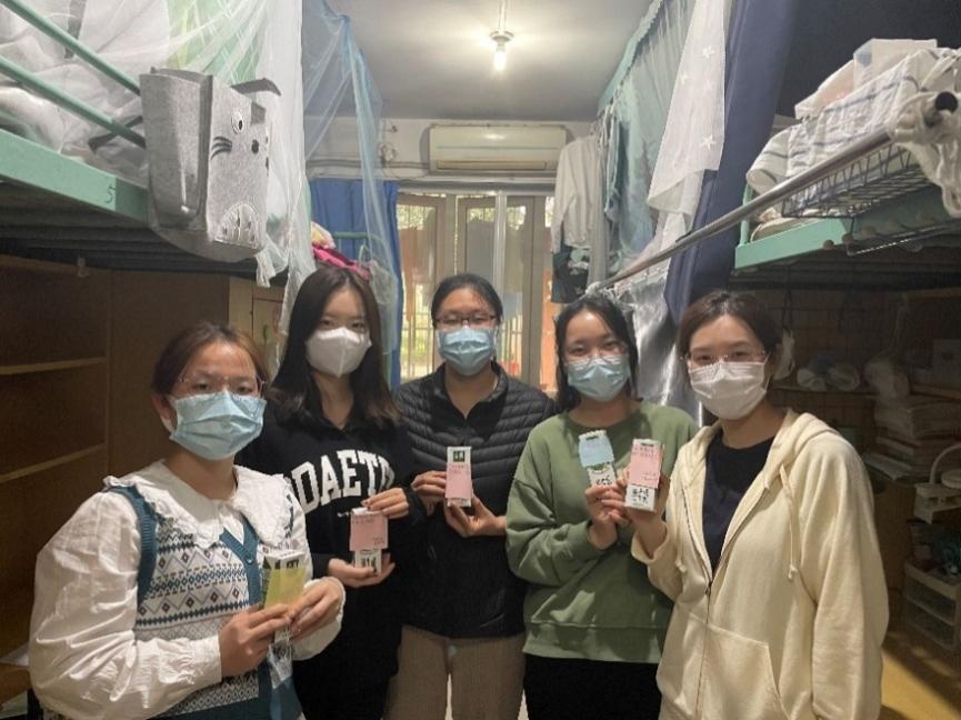 (图为志愿者搬送慰问品与老师看望学生) (图为志愿者搬送慰问品与老师看望学生)