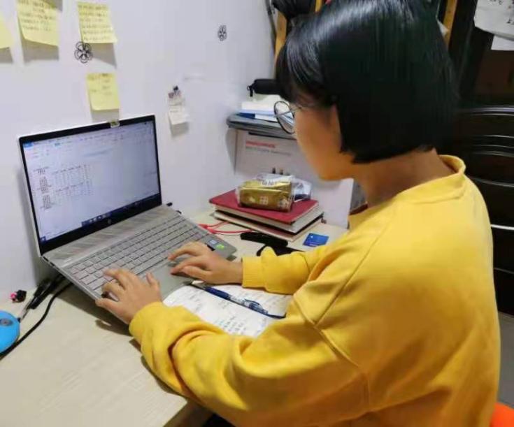 图为辅导员杨成颖统计学生信息 图为辅导员杨成颖统计学生信息
