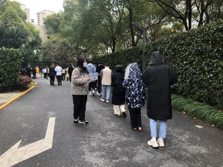 图为学生党员李雨维持核酸检测秩序 图为学生党员李雨维持核酸检测秩序
