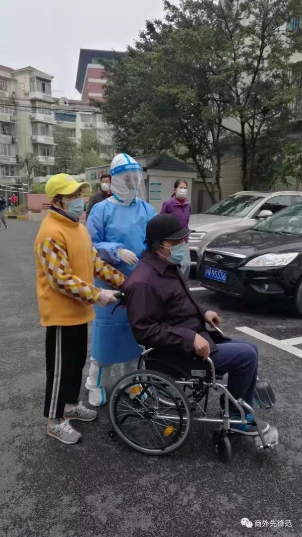 图为学生党员李鸶祺护送高龄老人返家 图为学生党员李鸶祺护送高龄老人返家