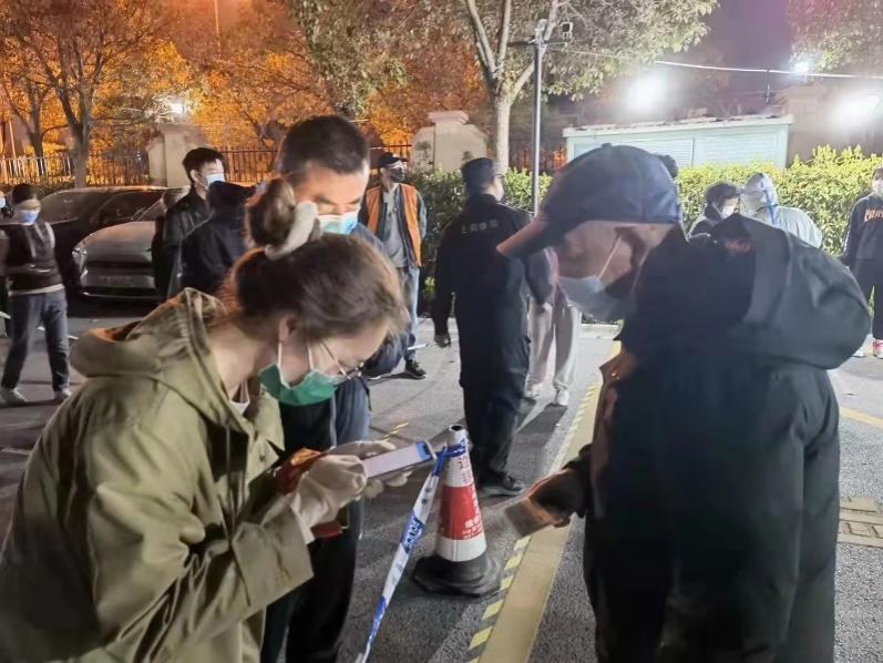 图为学生党员张璐瑶帮助老人使用健康云 图为学生党员张璐瑶帮助老人使用健康云