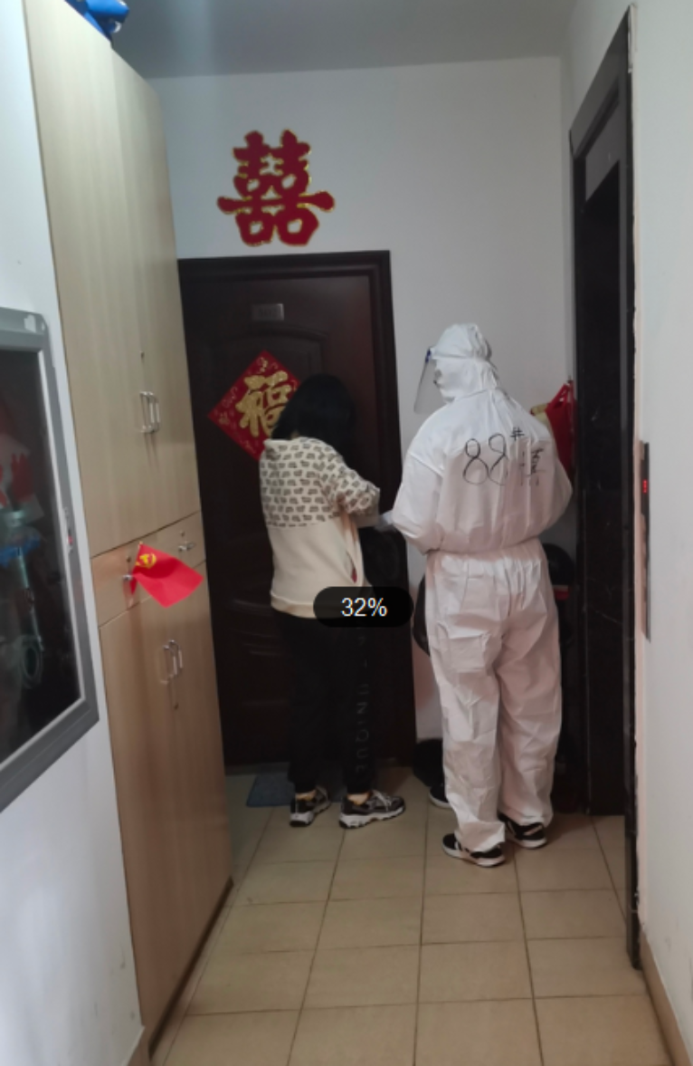 图为慎丹丹发放抗原检测试剂 图为慎丹丹发放抗原检测试剂