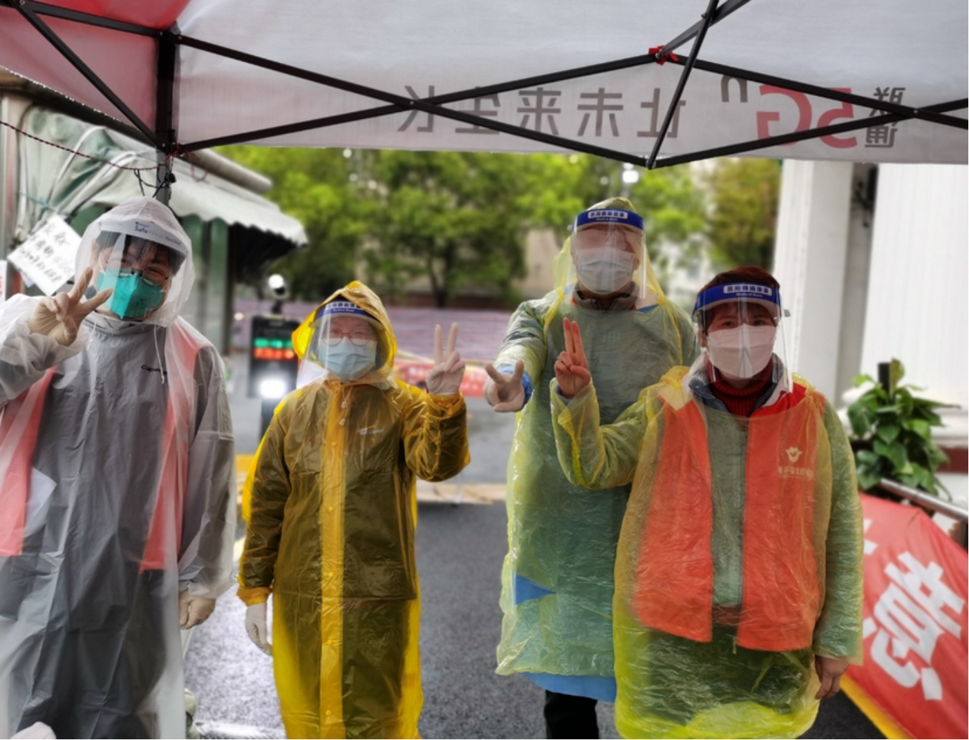 图为叶利华(左二)在社区参加志愿服务工作 图为叶利华(左二)在社区参加志愿服务工作