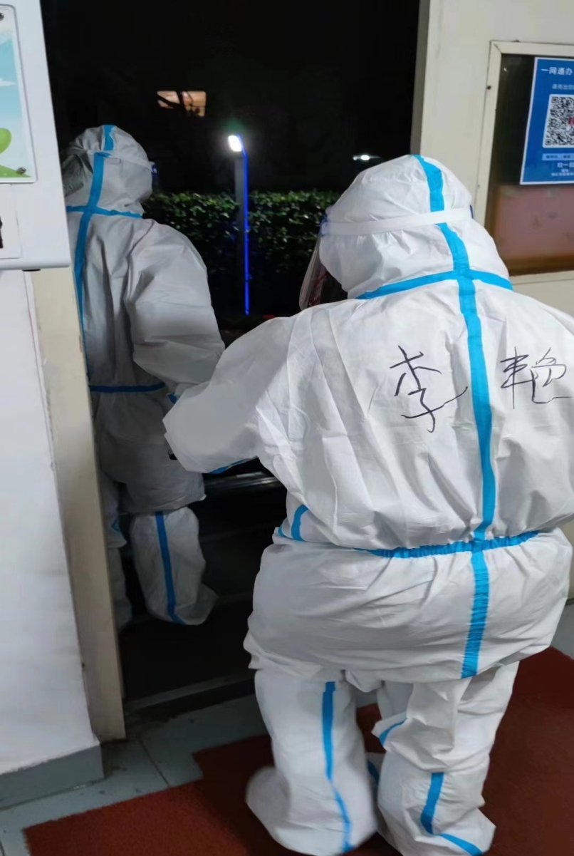 图为李艳给学生送餐 图为李艳给学生送餐