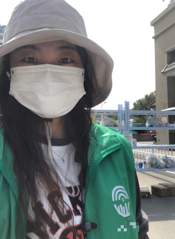 图为周蕾参加志愿服务 图为周蕾参加志愿服务