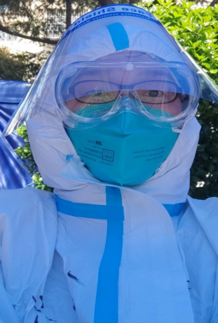 图为丁衍参加志愿服务 图为丁衍参加志愿服务