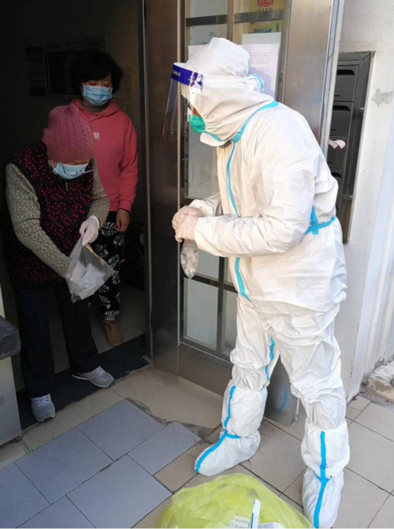 图为张达在小区发放检测试剂和爱心蔬菜 图为张达在小区发放检测试剂和爱心蔬菜
