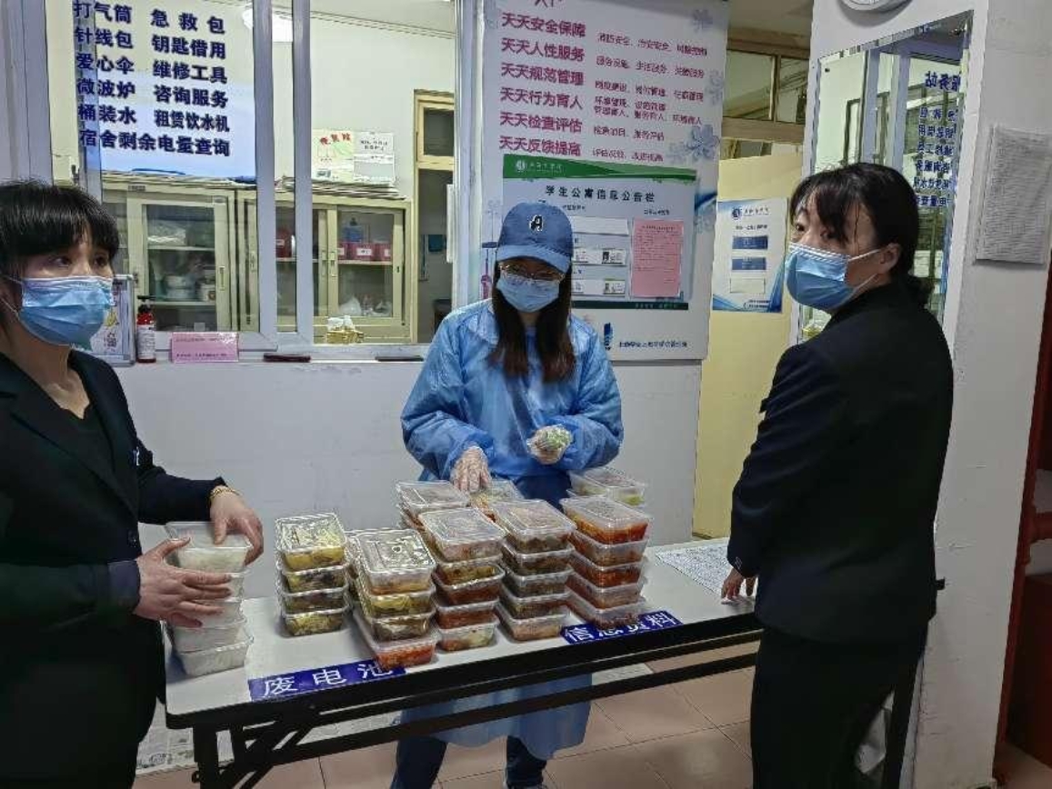 图为张子君给学生送餐 图为张子君给学生送餐