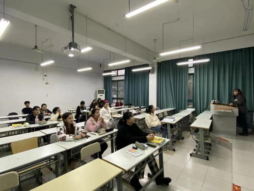 (图为“打造优良学风 不负青春韶华”主题班会) (图为“打造优良学风 不负青春韶华”主题班会)