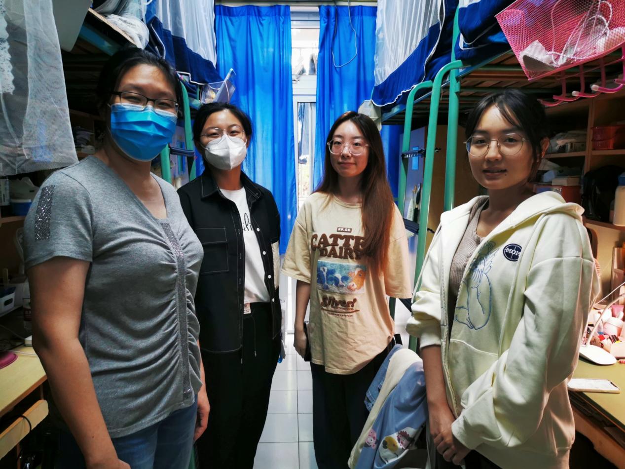 图为孙旭东副书记带领辅导员走访学生寝室 图为孙旭东副书记带领辅导员走访学生寝室