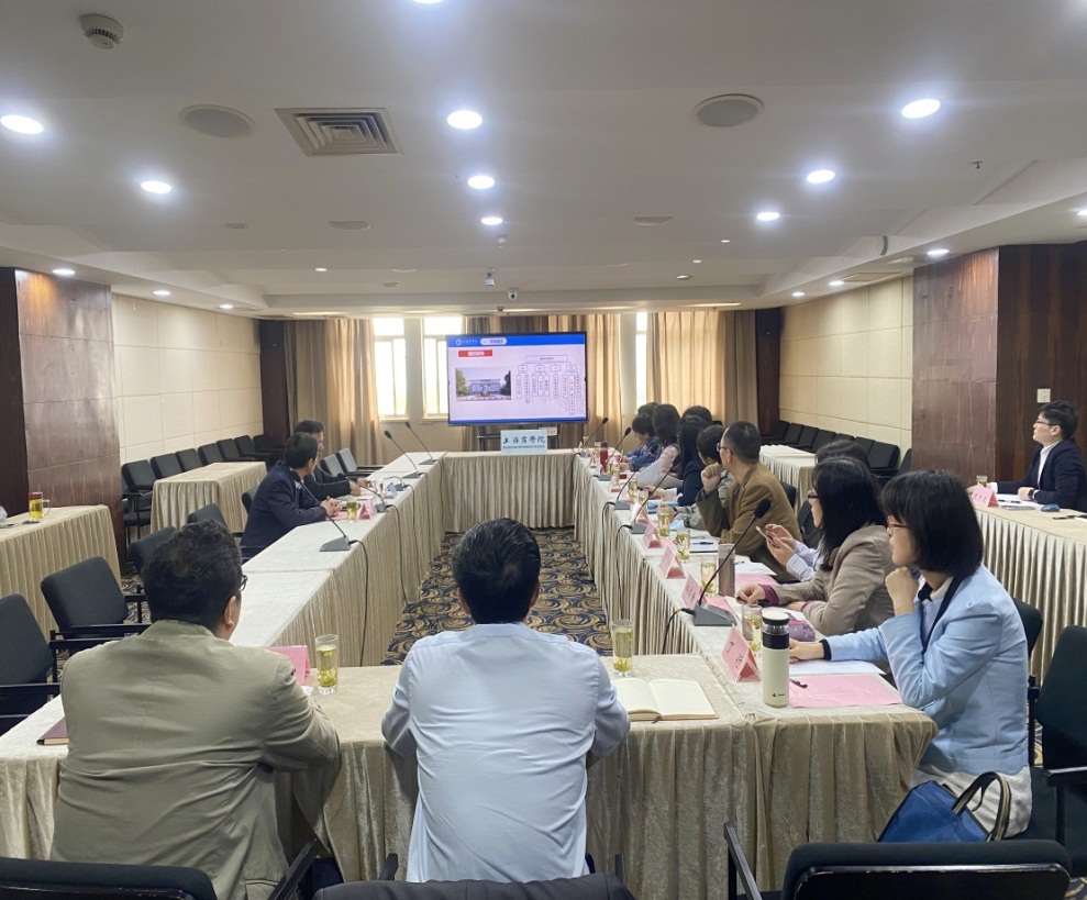图为调研会现场 图为调研会现场