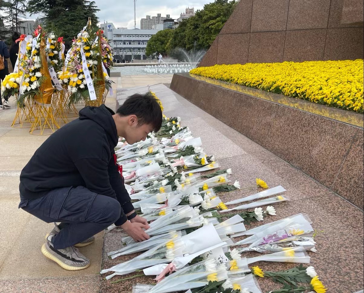 图为支部成员纪念碑前献花纪念 图为支部成员纪念碑前献花纪念