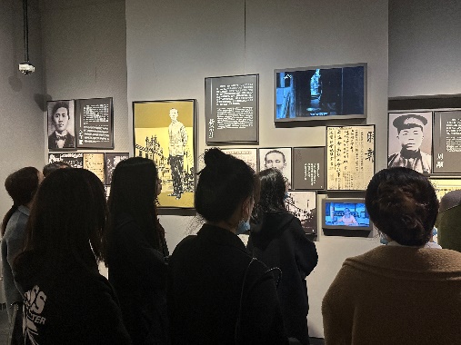 图为支部成员于群像大厅参观学习 图为支部成员于群像大厅参观学习