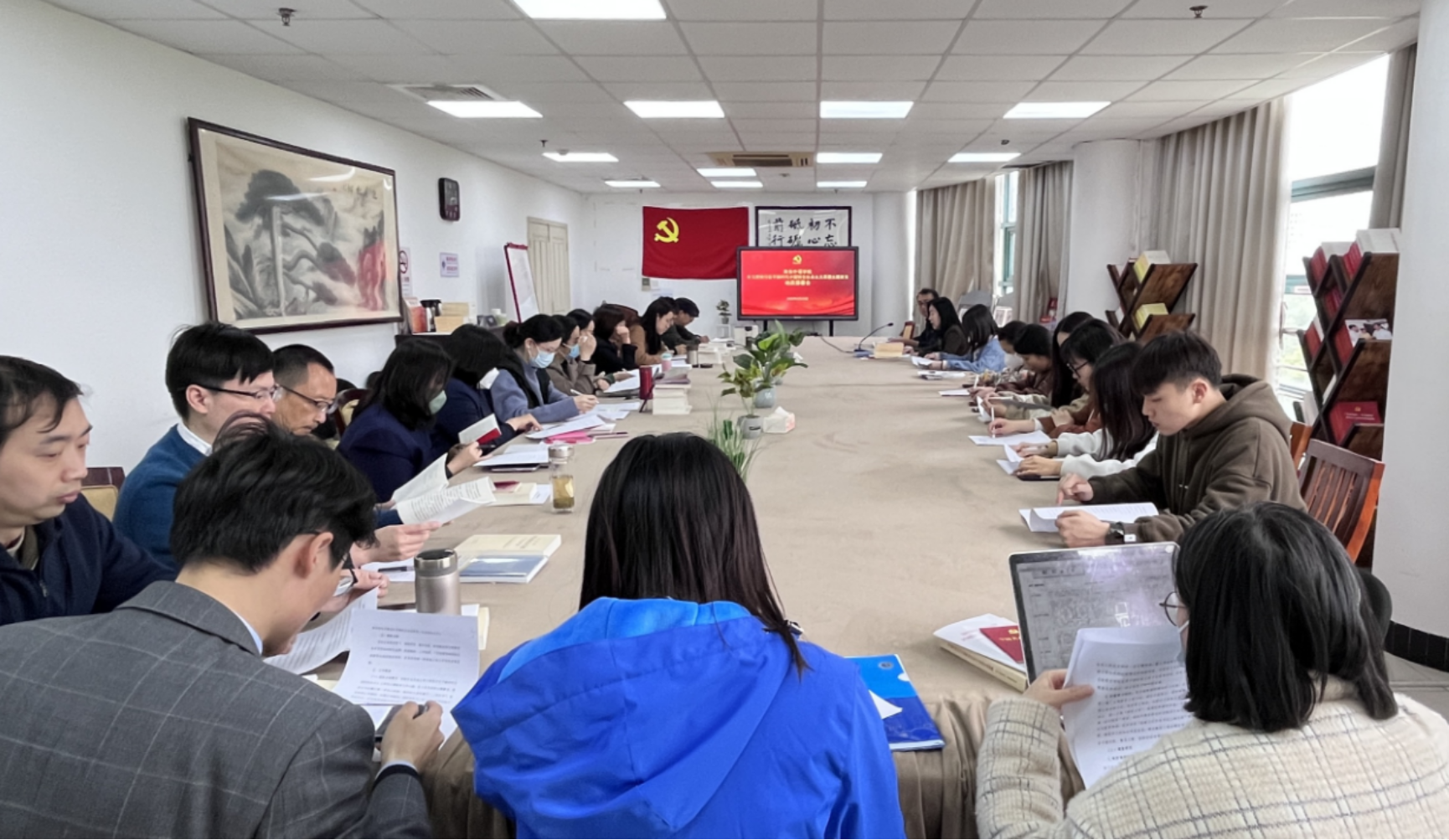图为会议现场 图为会议现场