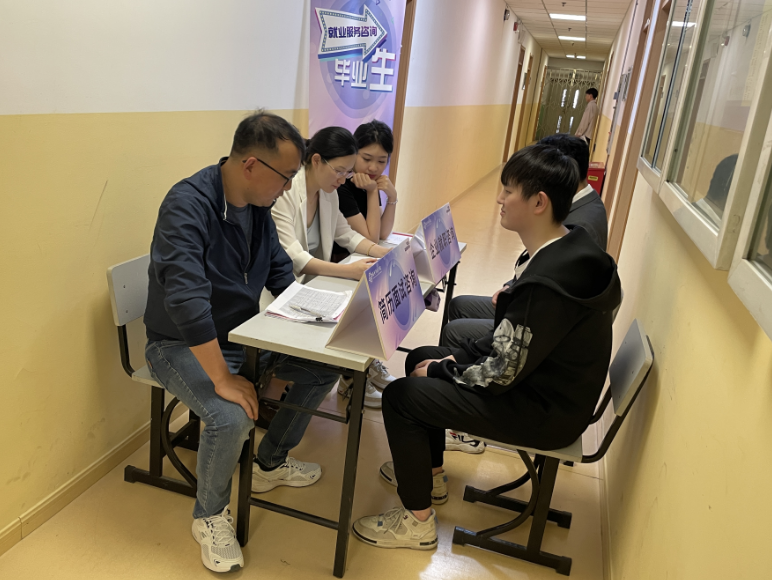 图为学生党支部指导就业服务 图为学生党支部指导就业服务