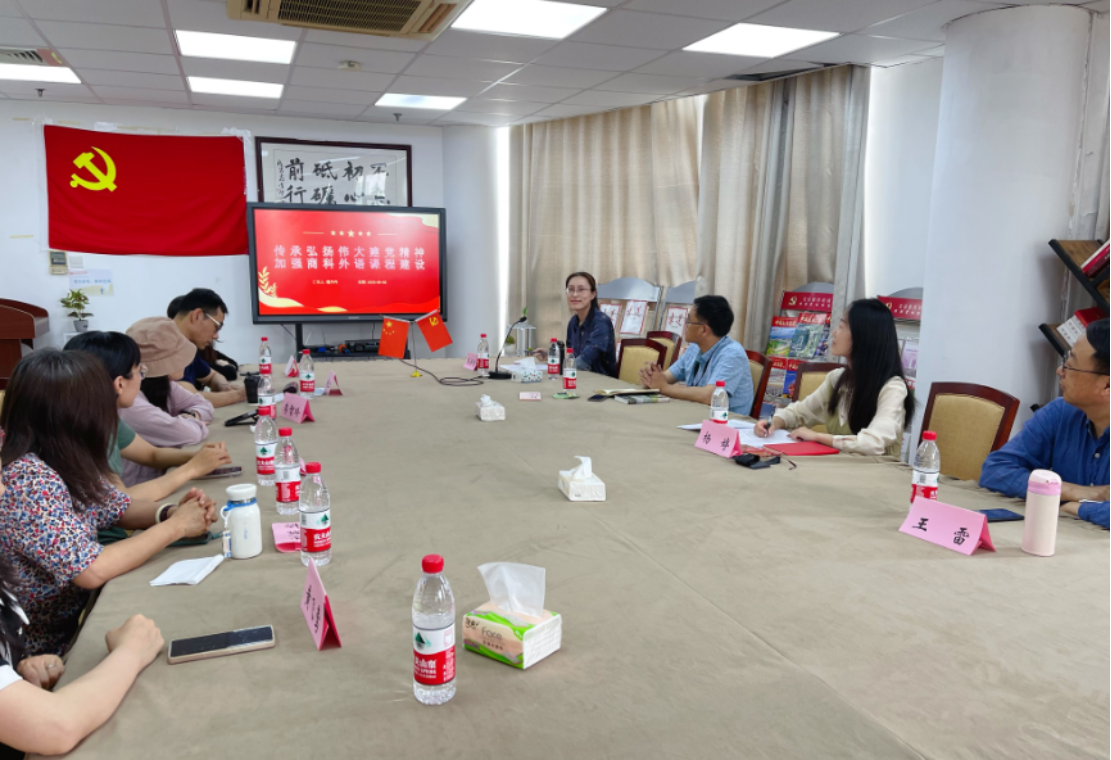 图为教职工第一党支部书记讲党课 图为教职工第一党支部书记讲党课