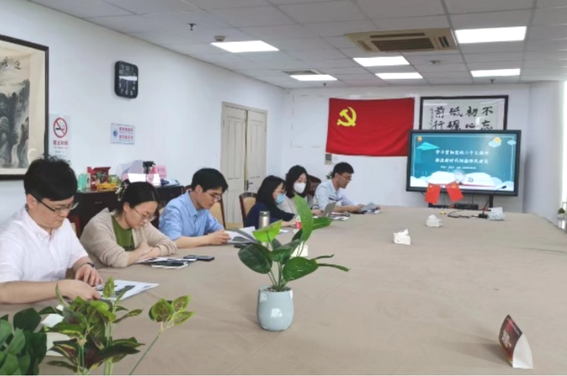 图为教职工第一党支部书记讲党课 图为教职工第一党支部书记讲党课