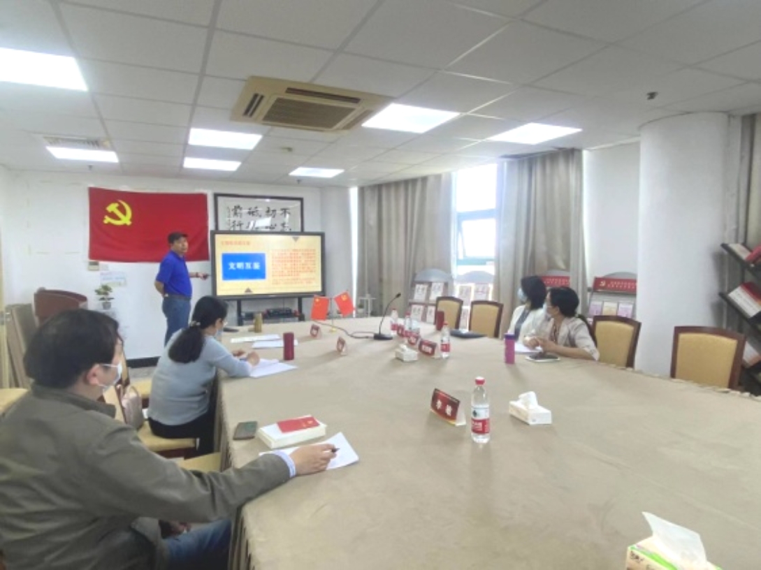图为教职工第一党支部书记讲党课 图为教职工第一党支部书记讲党课