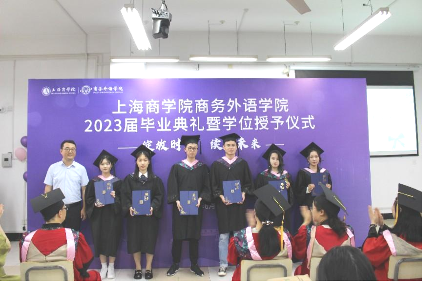 图为办法校友联络员证书 图为办法校友联络员证书