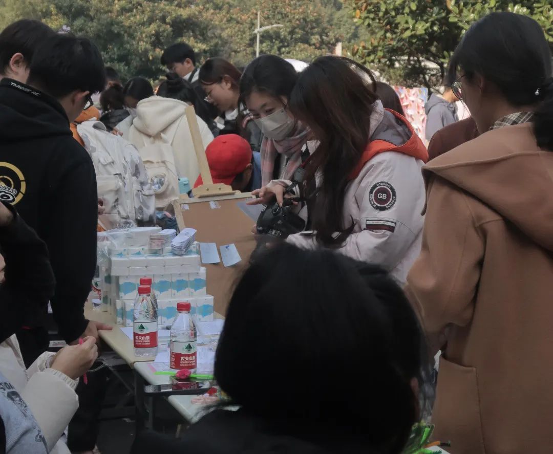 学生做游戏 学生做游戏