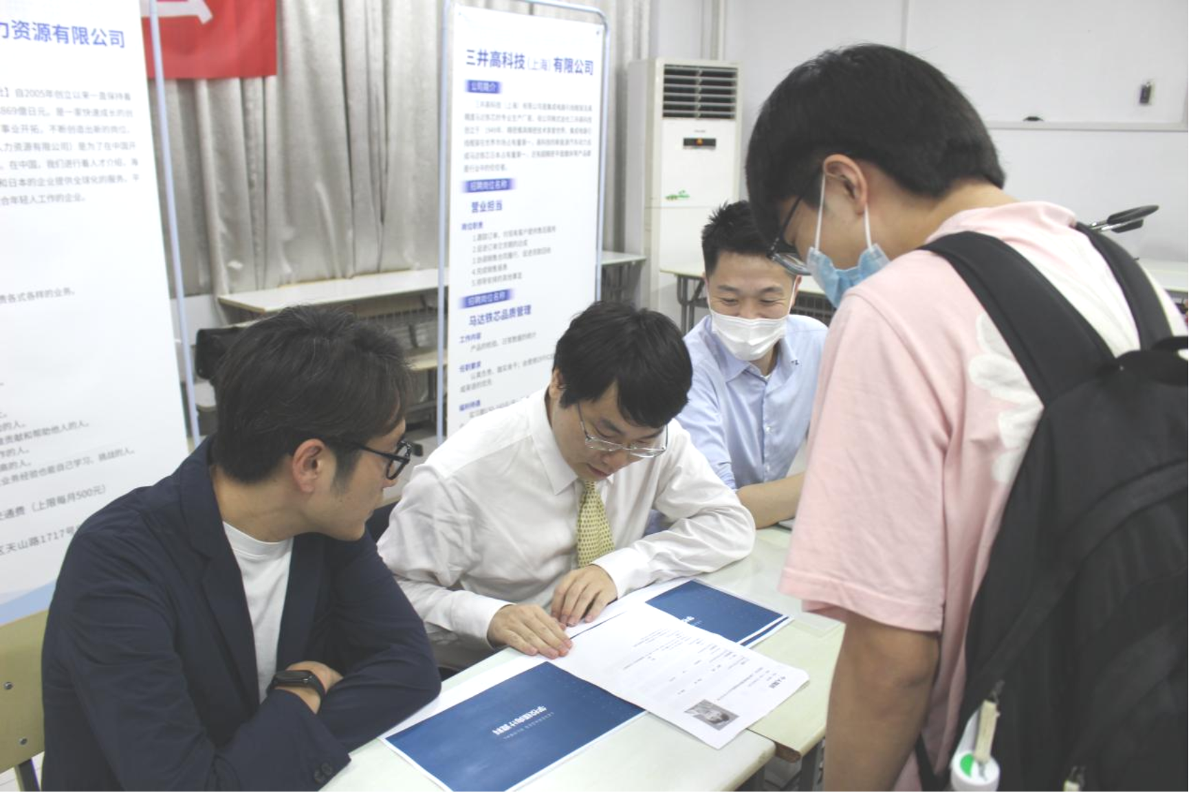 图为招聘会现场 图为招聘会现场