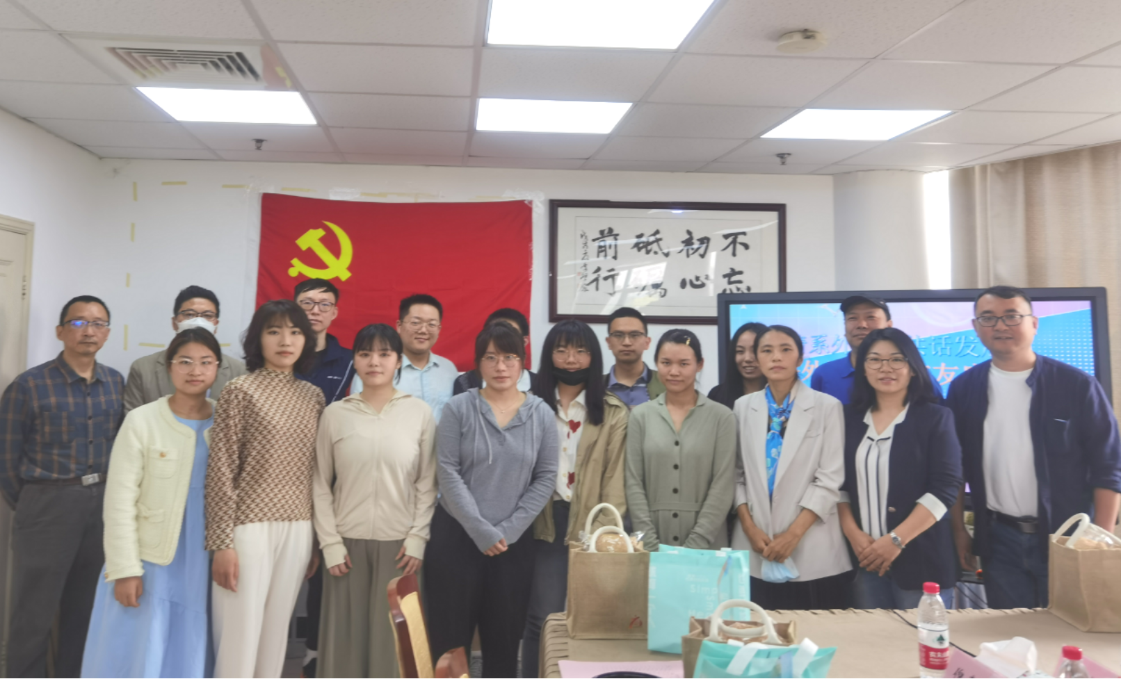 图为与会人员合影 图为与会人员合影