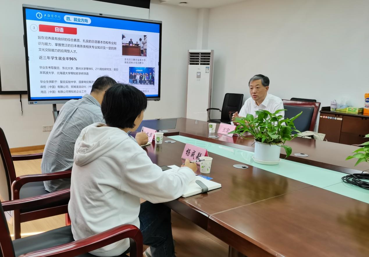 图为洽谈会场 图为洽谈会场