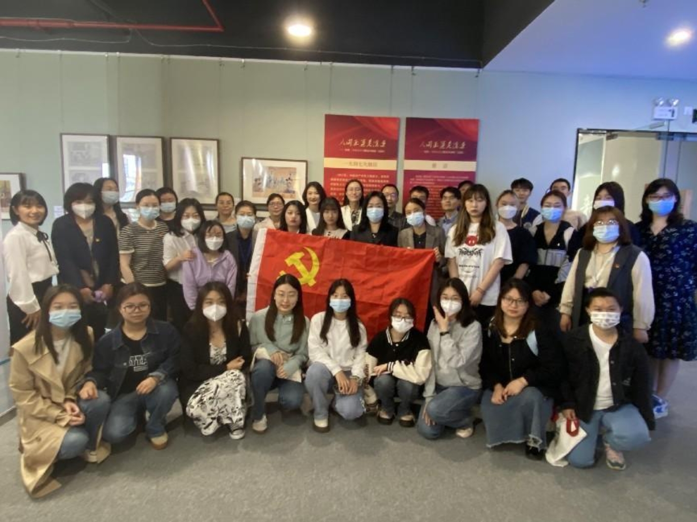 图为参观师生党员合影 图为参观师生党员合影