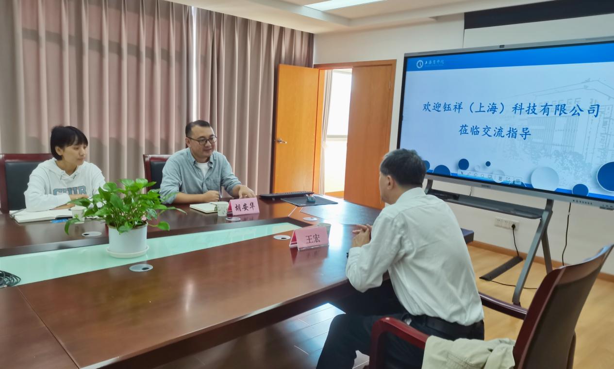 图为洽谈会场 图为洽谈会场