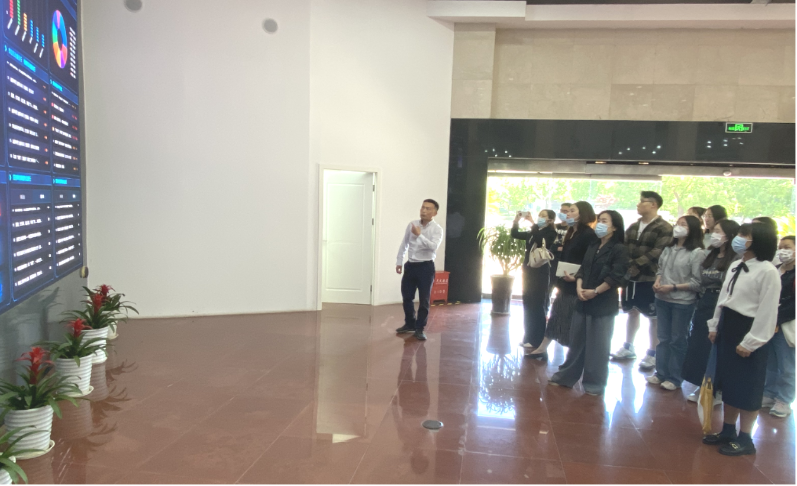 图为走访调研现场 图为走访调研现场