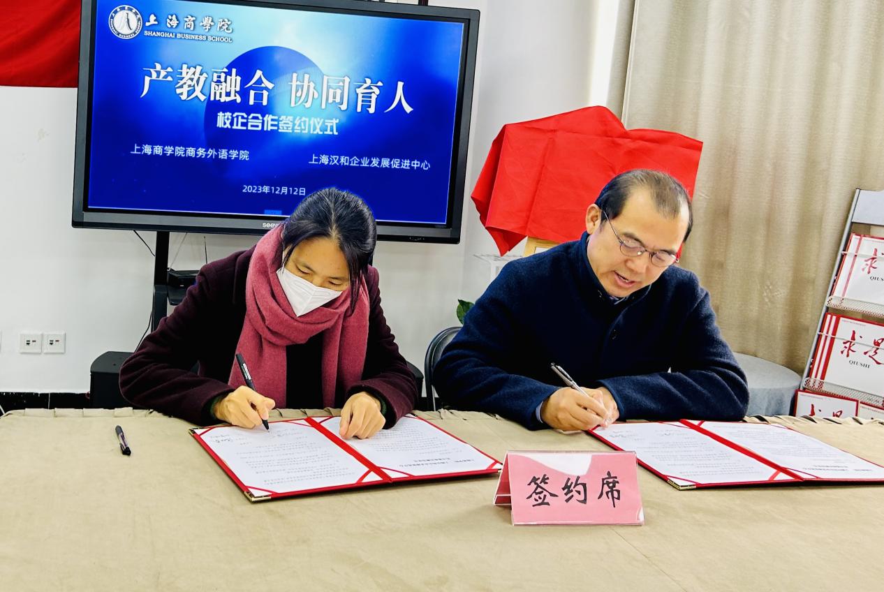 图为校企双方签订合作协议 图为校企双方签订合作协议