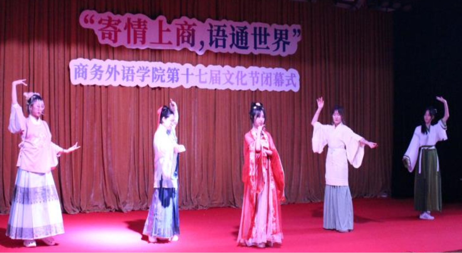 图为汉服交流协会表演 图为汉服交流协会表演