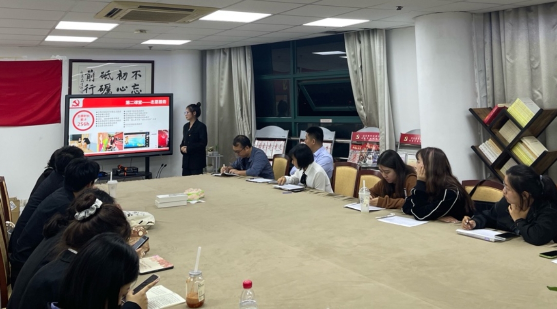 图为答辩现场 图为答辩现场