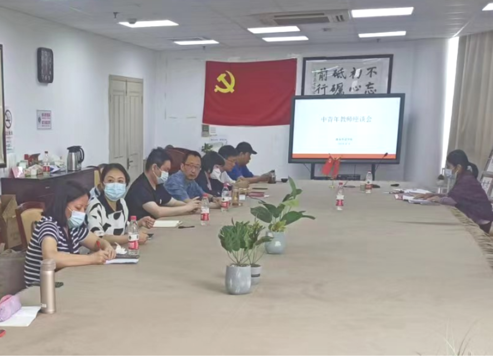 图为座谈会现场 图为座谈会现场