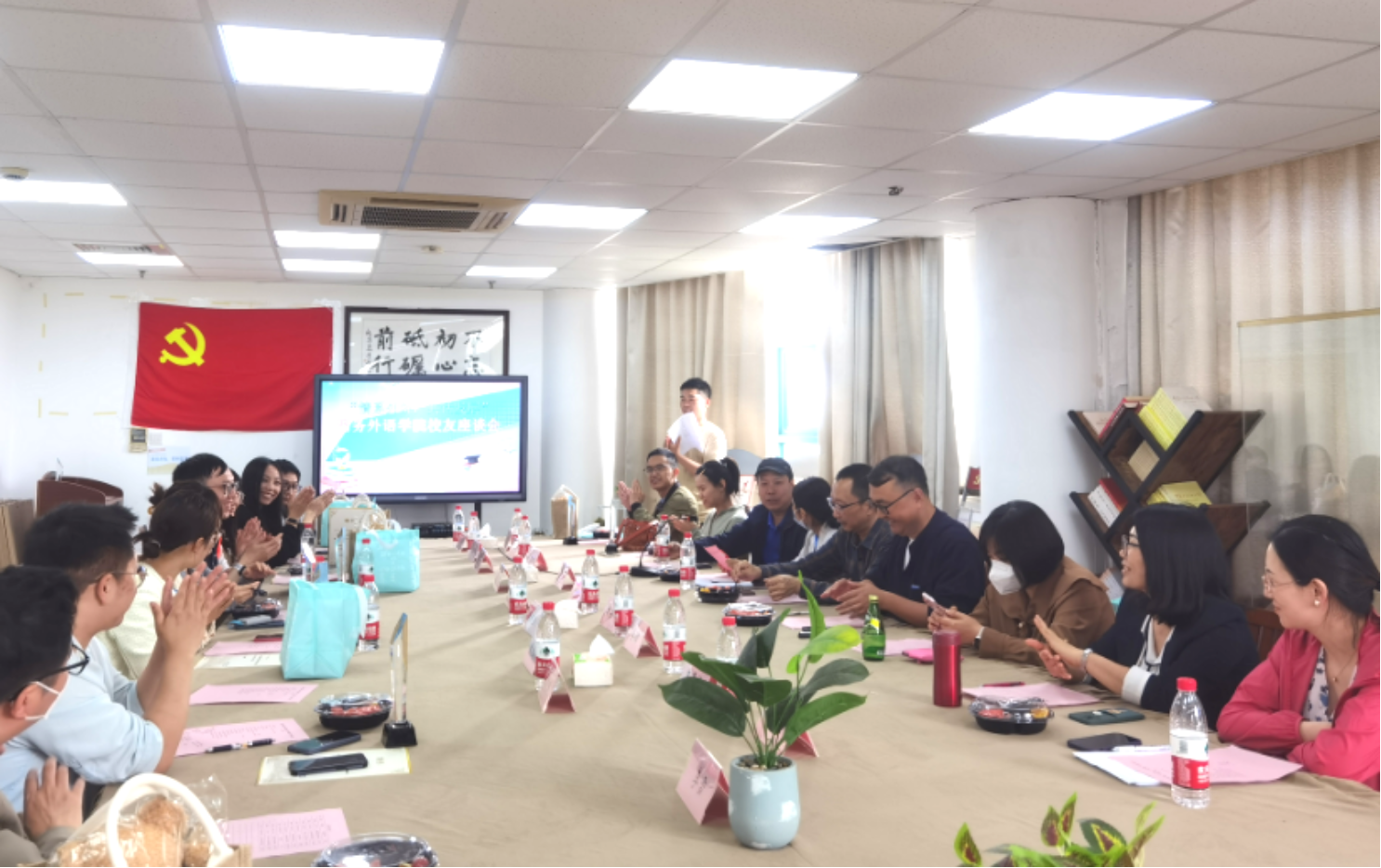 图为座谈会现场 图为座谈会现场